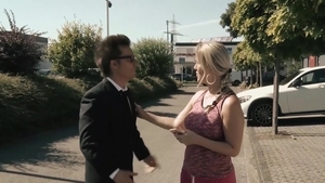 Hitzefrei.com: Super tasty Julia Pink orgasm