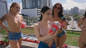 MoneyTalks - Blonde Kelsi Monroe receives gloryhole in glasses